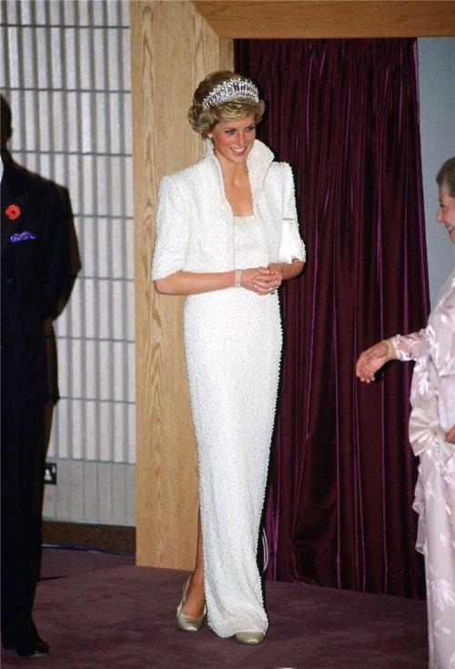 回顾戴安娜王妃的优雅瞬间,皇家最会穿衣的时髦icon