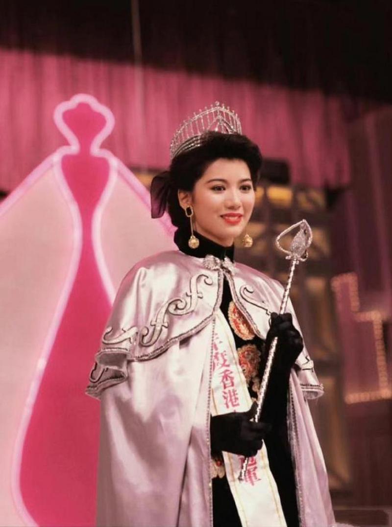 1990年,19岁的袁咏仪报名参加了香港小姐选美比赛,最终,她竟然凭借