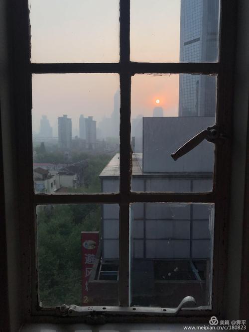 回沪后第一天的早晨,是一个有阳光的日子,这扇老式铁窗让我想起小时候