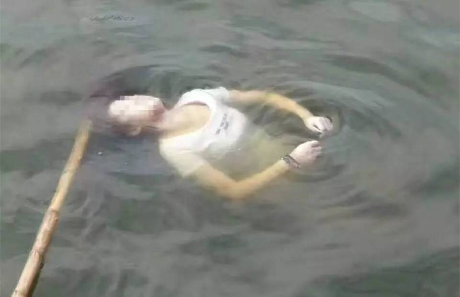 今早滨海南湖捞起一女尸体视频