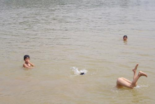 游泳就不用说了,那是暑假之中的最爱,几乎大半天都呆在水里.