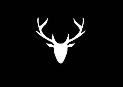 鹿角logo一个白色鹿头的剪影在黑暗的背景照片