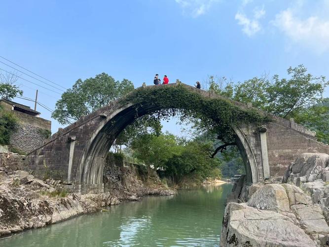 鹿亭中村的白云桥在台风"梅花"中遭部分损坏,维修方案已启动设计