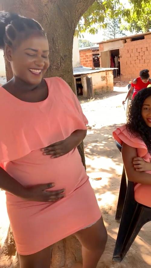 非洲胖女人的孩子刚三个月,肚子里就怀了一个两个月的宝宝,太强了!