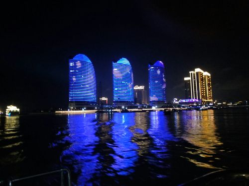 这是坐船拍的三亚湾夜景