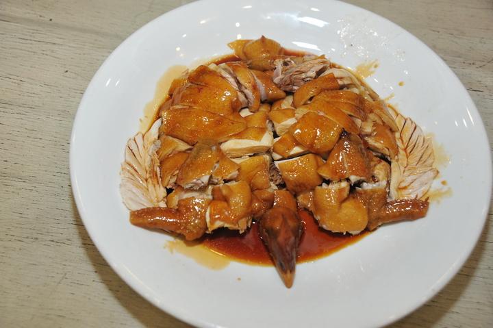道地地道道的顺德菜,分别是:黑蒜姬松茸炖水鸭,鲜花椒蒸鲚鱼和豉油鸡
