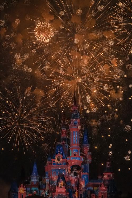 迪士尼城堡夜晚璀璨烟花1680x1050分辨率查看