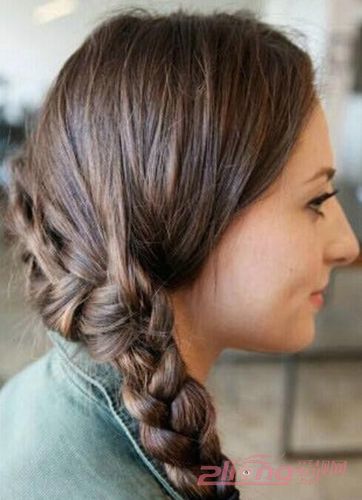 小tips:这款麻花辫编发分为两段,一段是从刘海开始到将披散的头发全