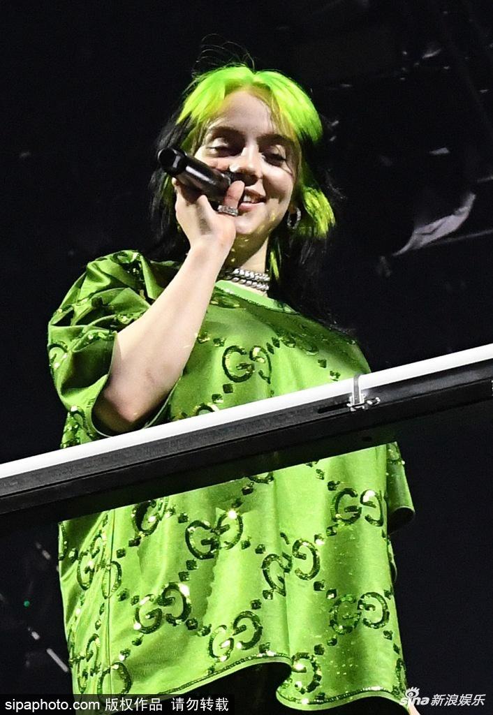 组图:碧梨开启迈阿密巡演首站 一身标配绿色套装与粉丝狂欢