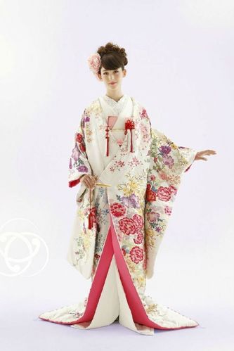 白无垢,和服的一种.在日本的婚礼上新娘穿的礼服(婚服). ? ? ? ?