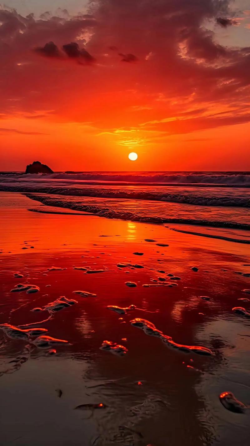 当太阳慢慢落下,傍晚的沙滩开始闪耀着金色的光芒.微风拂过,海 - 抖音