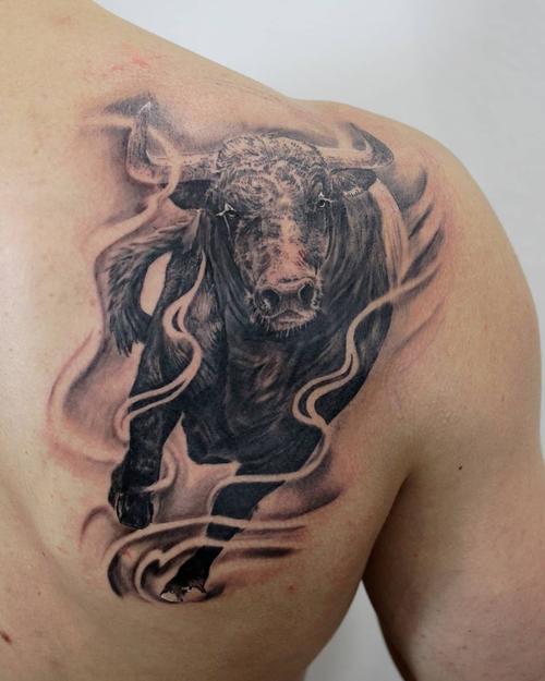 晁先生后背肩胛写实牛纹身图案