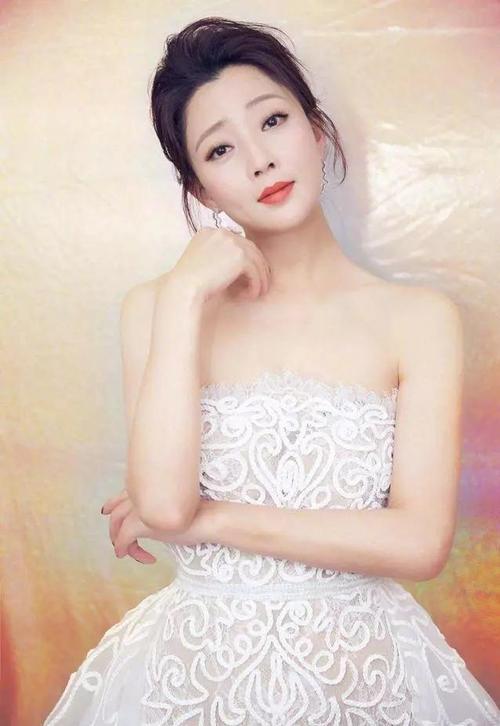 鄢颇娶了演员李呈媛,婚后,育有一女,李呈媛身体不好,做过两次手术