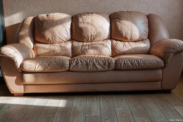 真皮沙发的材质质感柔软,透气性好,但是需要经常保养才能延长使用寿命