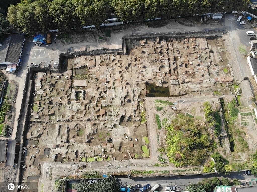 1/ 12 位于杭州城南约6000平方米的南宋皇宫"德寿宫"遗址考古发掘取得