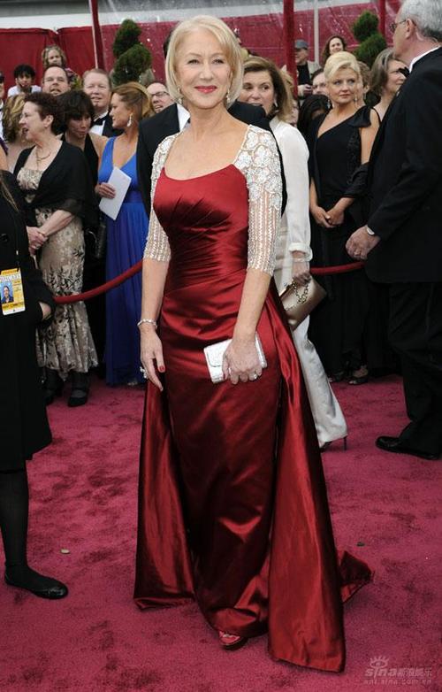 图文:去年奥斯卡影后海伦-米伦红色礼服显高贵