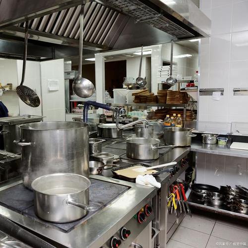 饭店厨房是餐饮店的核心区域之一,装修需要注意以下几点