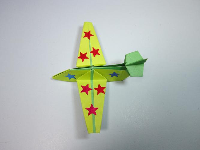 一张正方形纸折出的飞机,这种纸飞机的折法很少人会,手工折纸
