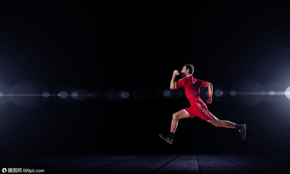 穿着红色运动服的跑步者穿着黑色背景全速前进运动员坚强的