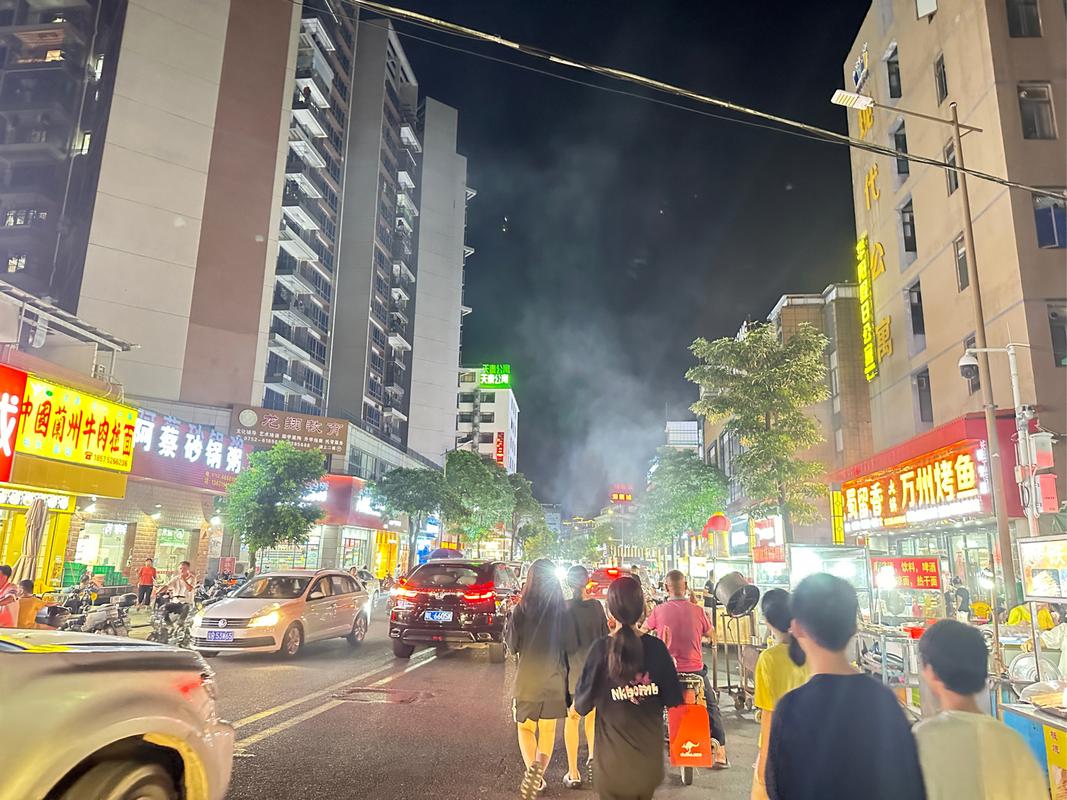 惠州搏罗县,长宁镇街上晚上很热闹.第一次来有点迷失方向?