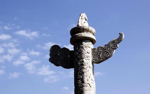 北京天安门前后的华表柱身上雕刻着盘龙,柱头上立着瑞兽,它们和