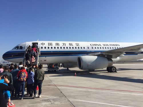 【携程攻略】哈尔滨太平国际机场,坐的摆渡车到的飞机旁边,南航的航班
