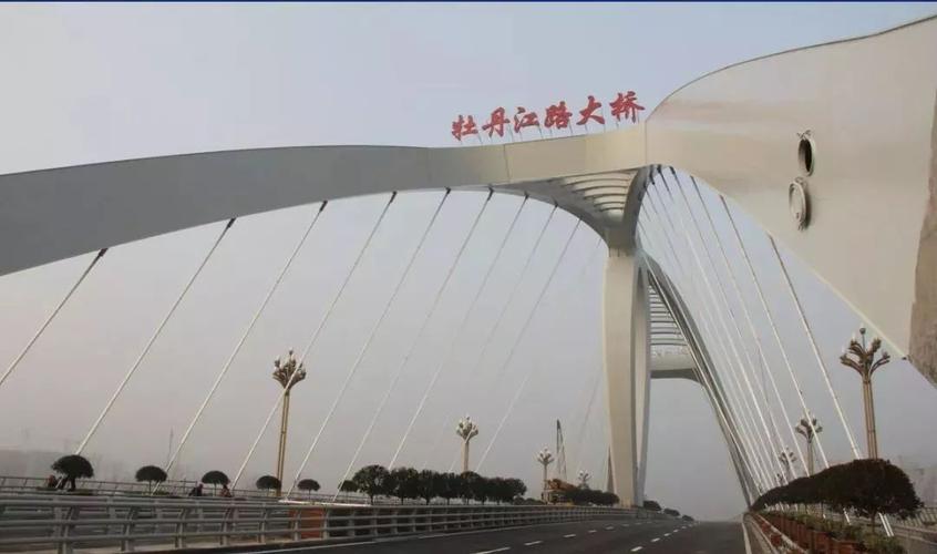 牡丹江路大桥位于漯河市淞江路沙河桥和龙江路沙河桥之间,总长980米