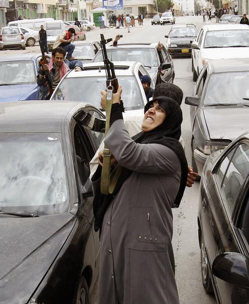 利比亚班加西反对派妇女向天鸣枪_高清图集_新浪网