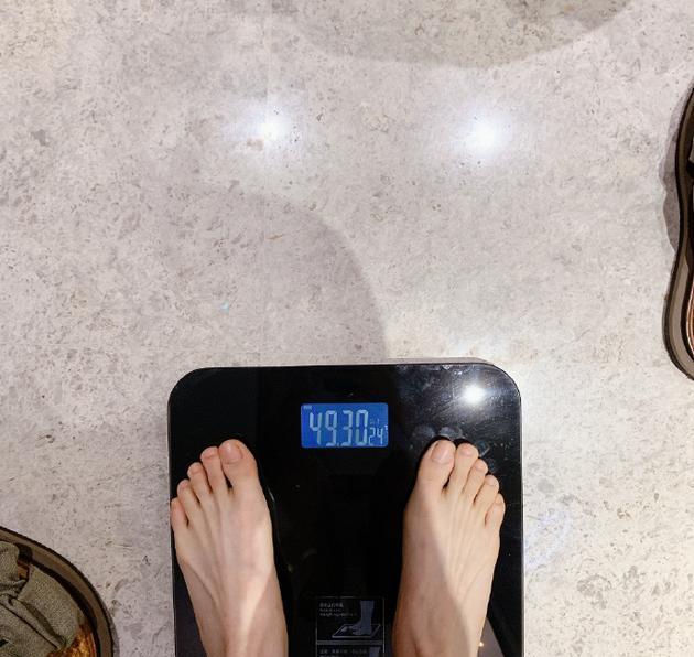 杨超越分享最新体重49.3公斤 得意喊话姐妹来比拼