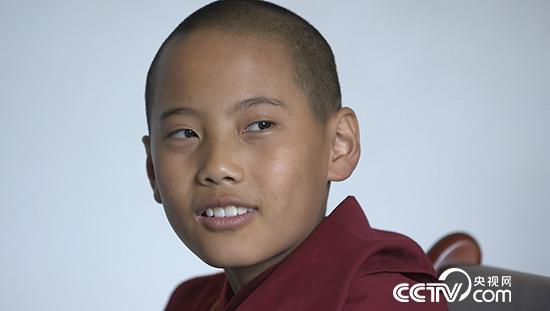 在西藏佛学院,三位小活佛入学了,在这里,他们将开始一段漫长的修习