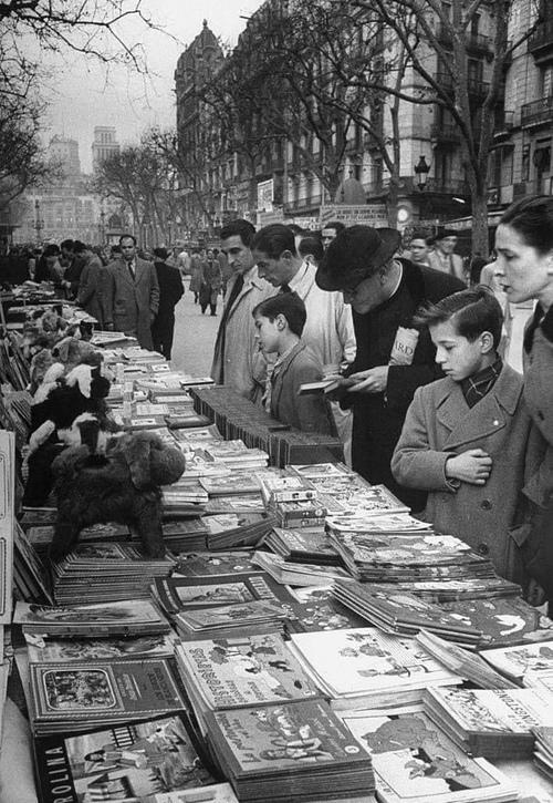 街头书摊 1949年,西班牙,.