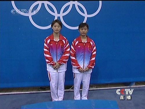 2004年的雅典奥运会上,夺冠的是中国组合劳丽诗和李婷