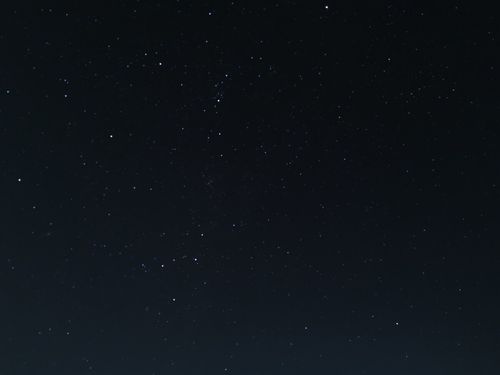 夜晚的天空总有闪烁的星星保存图片就手机调到最亮就看见了