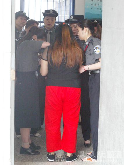6月25日清晨,武汉市第一看守所内,狱警换下毒贩死囚的手铐脚链,交由