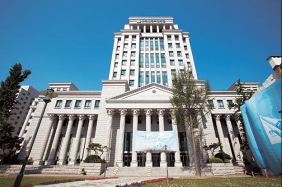 韩国东明大学建于1977年,坐落韩国第二大城市,第一大港口--釜山.