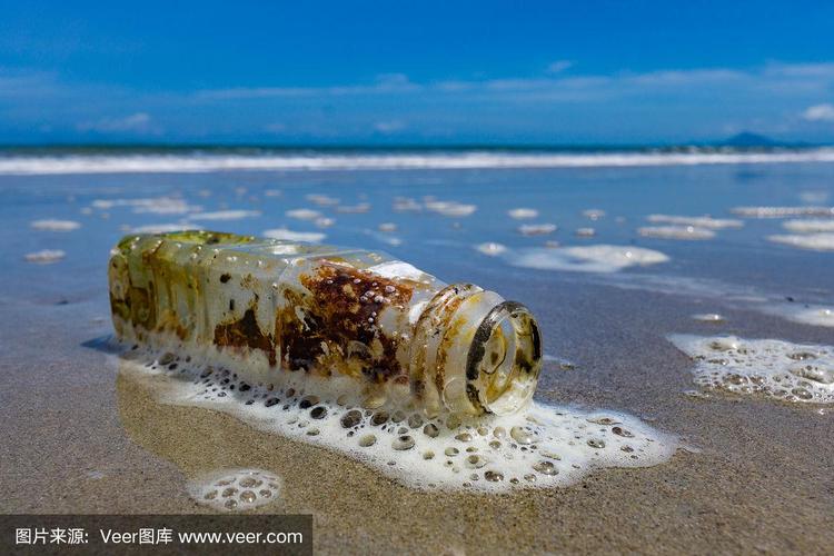 海滩上丢弃的塑料瓶造成垃圾污染