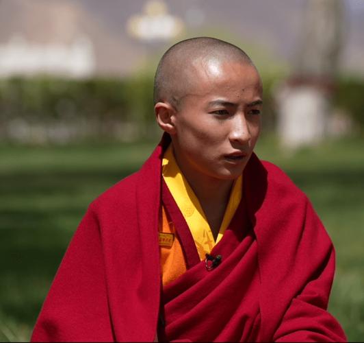 [媒体报道]-探访西藏小活佛:3岁时神奇地被认定为活佛,如今他过得怎么