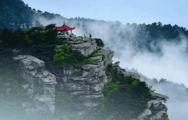 庐山是江西省九江市庐山市的旅游景点,地处江西省北部,紧靠九江市区南