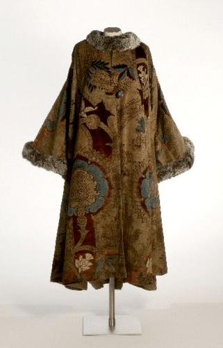 "可见在古代,一件上好毛皮大衣不仅是抵御寒冬的利器,更是身份的象征.