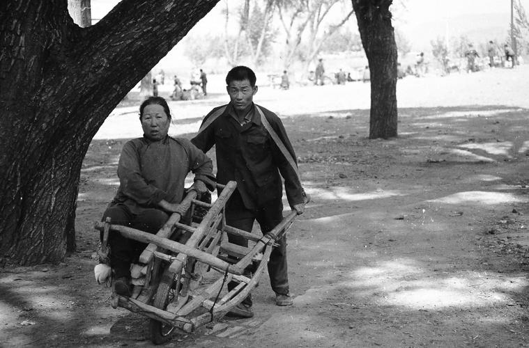 手推车是农村出行的主要交通工具(1978年)