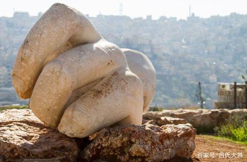 约旦出现巨大的大理石石手