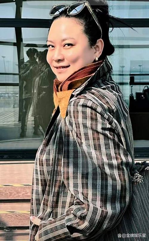 1月31日,张芳在社交平台发布视频,画面是她与老公大松在上海浦东机场