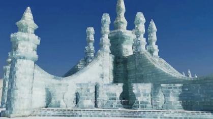 寒冷的冬天到了,可以安排上哈尔滨看晶莹剔透的美丽冰雕啦