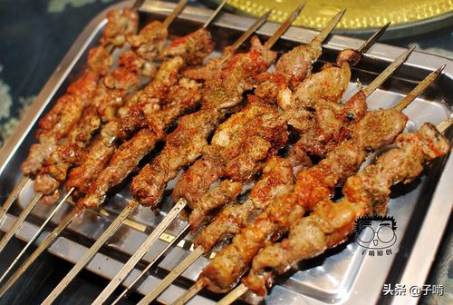 新疆烤肉当下酒菜真没挑,大串的肉吃着特别嫩,这样吃肉才够过瘾-搜狐