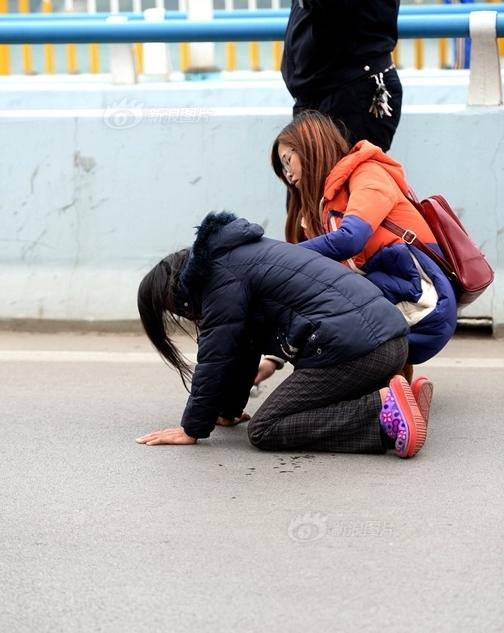 组图:广西柳州90后小伙因感情问题跳桥 母亲跪地乞求