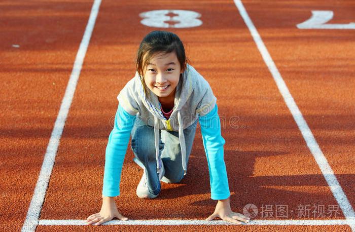 亚洲小女孩开始跑步