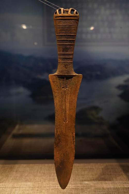 这是在贵州安龙县龙广镇七星村碑塘组出土的,丁形柄一字格青铜剑,扁圆