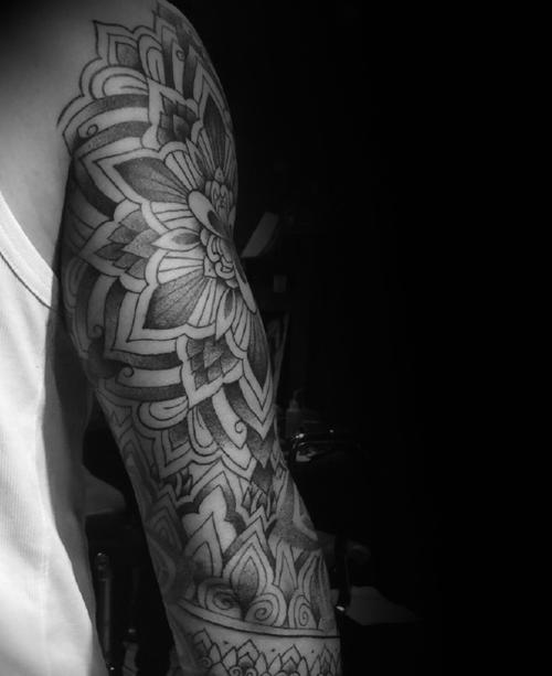 经典时尚的手臂黑白图案纹身