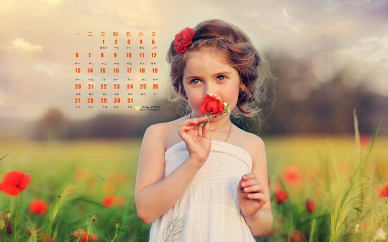 2015年7月日历壁纸花丛中的可爱小女孩高清图片桌面下载