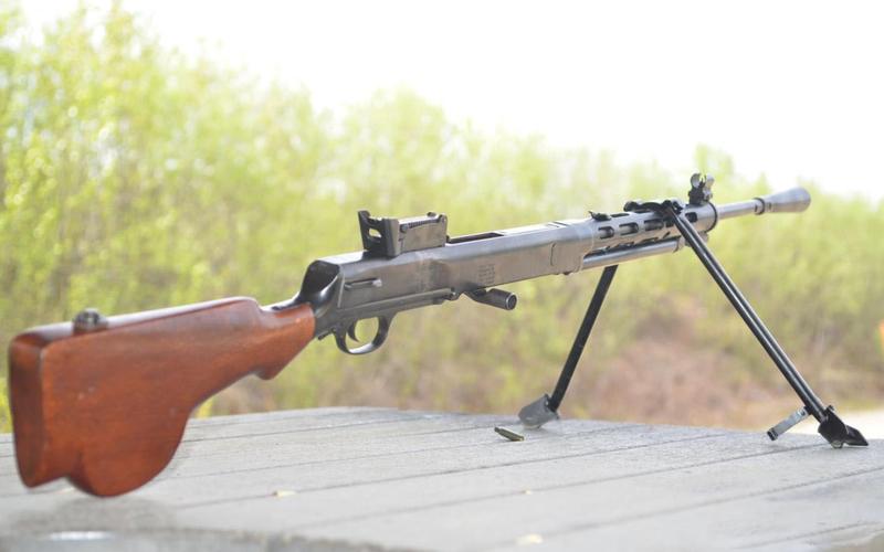 捷格加廖夫轻机枪简称"dp轻机枪",并且分为dp-27型和dp-28型,两支枪的